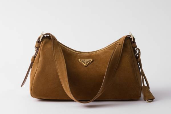 プラダ24年秋冬“カーブ”したフォルムのレディースバッグ「プラダ エメ」や財布など、伊勢丹新宿店で