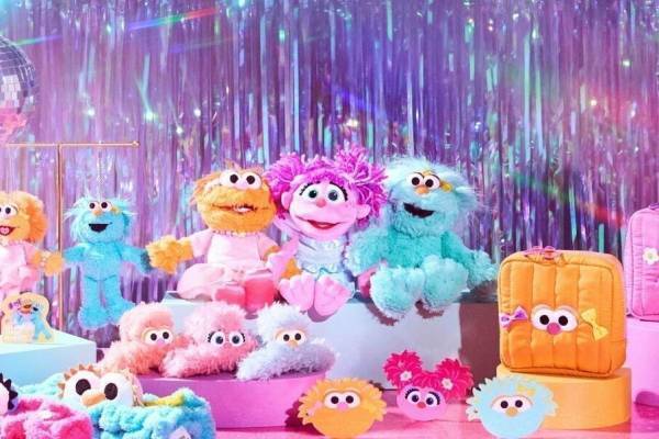 「セサミストリートマーケット」アビーなどガールズキャラの新グッズ、ふわふわぬいぐるみやスクエアポーチ