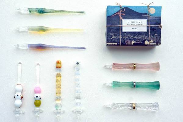 京都 蔦屋書店で「夏のガラスペンフェア」月や動物、夕陽など多彩なモチーフを表現した約130本が集結