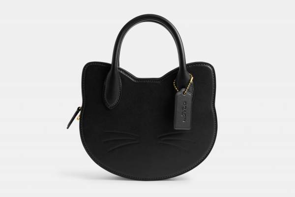 コーチ“猫型”ハンドバッグ、リンゴや自由の女神モチーフのバッグチャームも