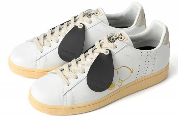 パトリック“スヌーピーの耳”付き白スニーカー、ヴィンテージアートTシャツも