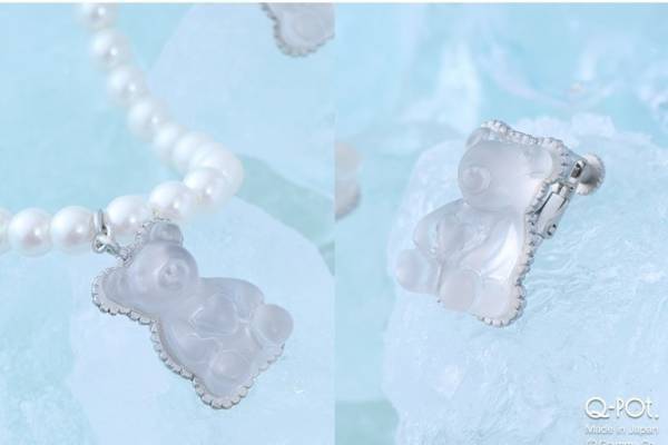 Q-pot.のテディベアグミ型アクセサリー、“まるで氷”な透明感のハードなベアグミ×パールのネックレス