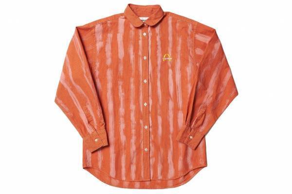 ダブレットの24年秋冬、“コリを緩和！？”磁石付きストライプシャツ＆Tシャツ