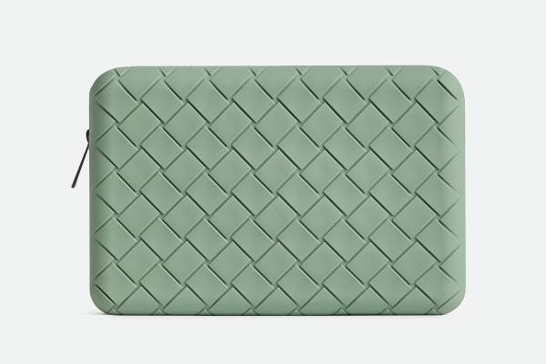 ボッテガ・ヴェネタ「テックラバー」アクセサリー、“編み込み模様×ラバー素材”ポーチやスマホケース