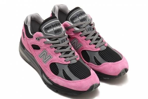 ニューバランスの定番スニーカー「991v2」ピンク×2トーングレーのスエードアッパー、アトモス限定で