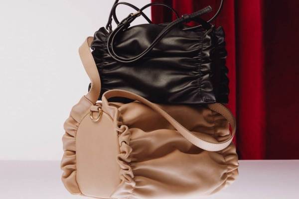 レペット“枕”着想「オペラ バッグ」たっぷりフリルの2WAYクロスボディ、リボンチャーム付き