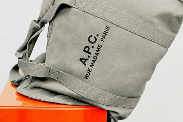 A.P.C.“ミリタリー調”のコットンキャンバスバッグ、ロゴ入りショルダーや2WAYトート