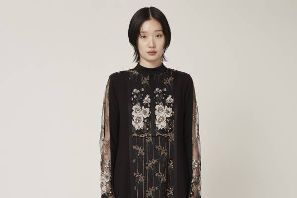 ミューラルの24年秋冬、“花降りそそぐ”刺繍レースのドレス＆“夜にきらめく宝石”ビスチェなど