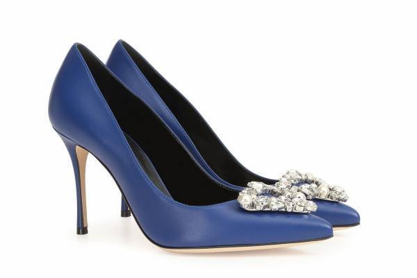 セルジオ ロッシ24年秋冬パンプス「srゴディバ プレシャス」三角形のビジューバックルを装飾