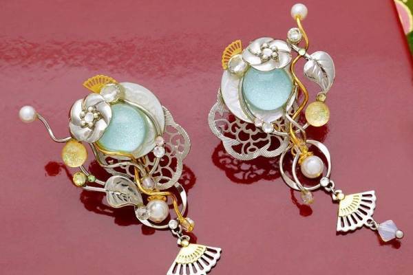 京都発“まるでピアス”のようなイヤリング「ぴあり」、源氏物語モチーフの透明ガラスジュエリー