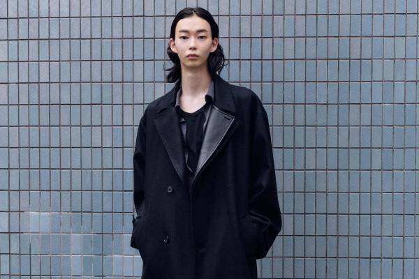 シュタイン“シープレザー×メルトン”の襟を重ねた1LDK限定ダブルラペルコート、オールブラックで