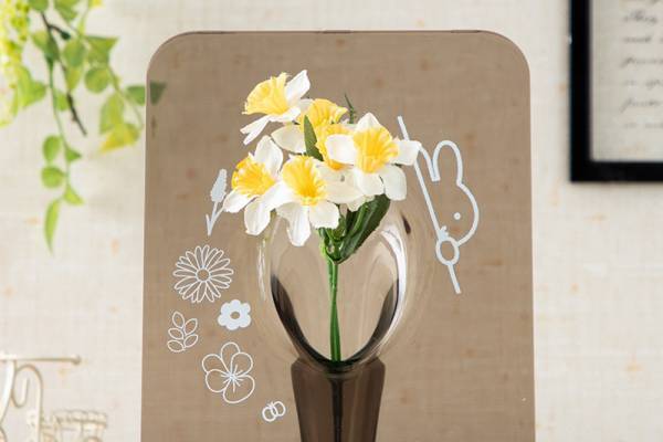 “ミッフィー＆12種の誕生日花”マグカップがフラワーミッフィーで、クリア素材のフラワーベースも