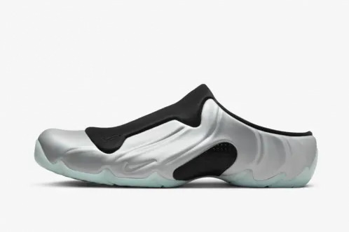 ナイキ「クロッグポジット」サンダルシューズ、ベージュのワントーン＆メタリックな表情のブラックで