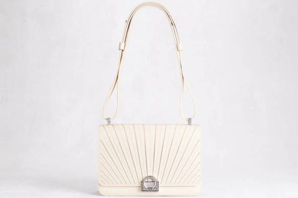 カミーユ・フォルネ“プリーツ”デザインの「シグネチャー バッグ」スクエア型＆異なるカラーのライニング