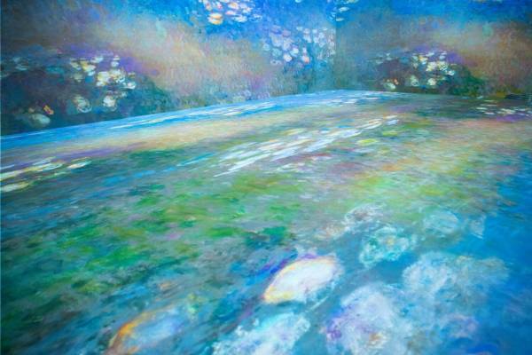 印象派と浮世絵に“没入”アート展「イマーシブミュージアム」新宿で、モネ《睡蓮》やゴッホ《ひまわり》も