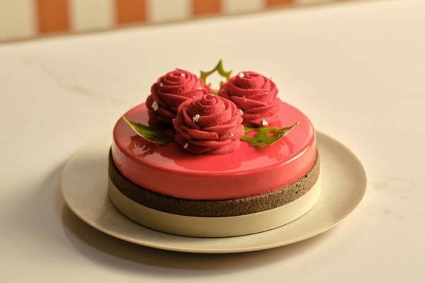 ジャヌ東京初のクリスマスケーキ、“薔薇型”苺ガナッシュが乗る真っ赤なラズベリーケーキ＆王道ショート