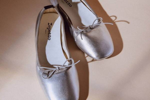 レペット24年秋冬バレエシューズ「ガランス ゴム」リボン付きアッパー＆ブランドロゴ入りタブ