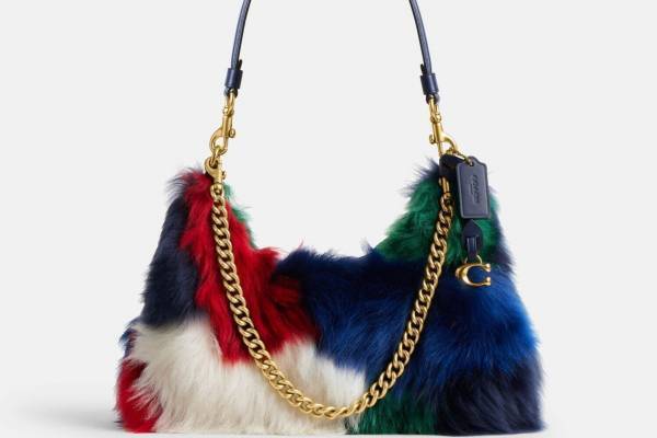 コーチ24年秋ウィメンズバッグ、“ふわふわ”シアリング＆パッチワークデザインのショルダーなど