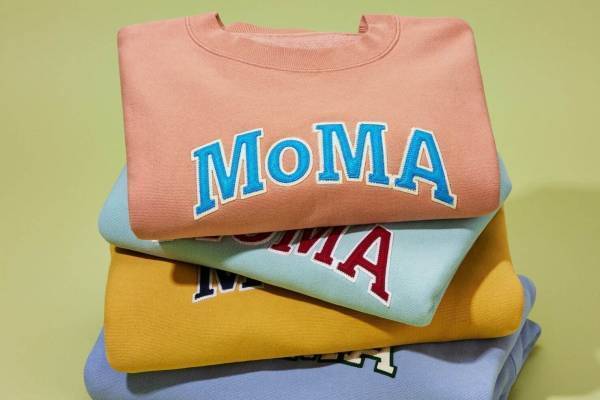MoMAデザインストア×チャンピオンのスウェットに“90年代着想”カラー、ペールブルーやライトグリーン