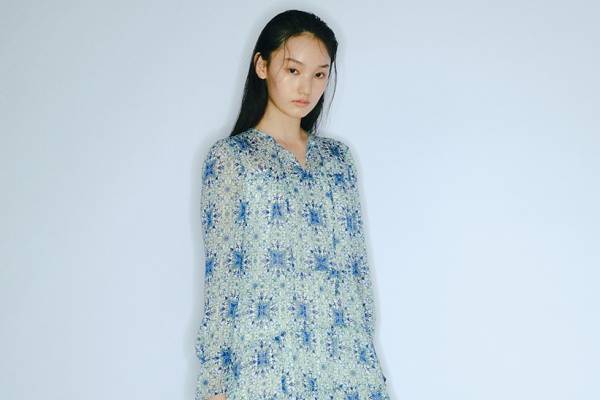 フレイ アイディー×ウィリアム・モリス、“きらめくラメ糸入り”花柄ワンピース＆ボタニカル柄バッグなど