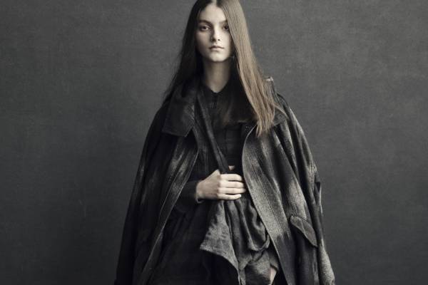 S'YTEの24年秋冬ユニセックスウェア、流れるような迷彩柄のウールコートやヘリンボーンアウター