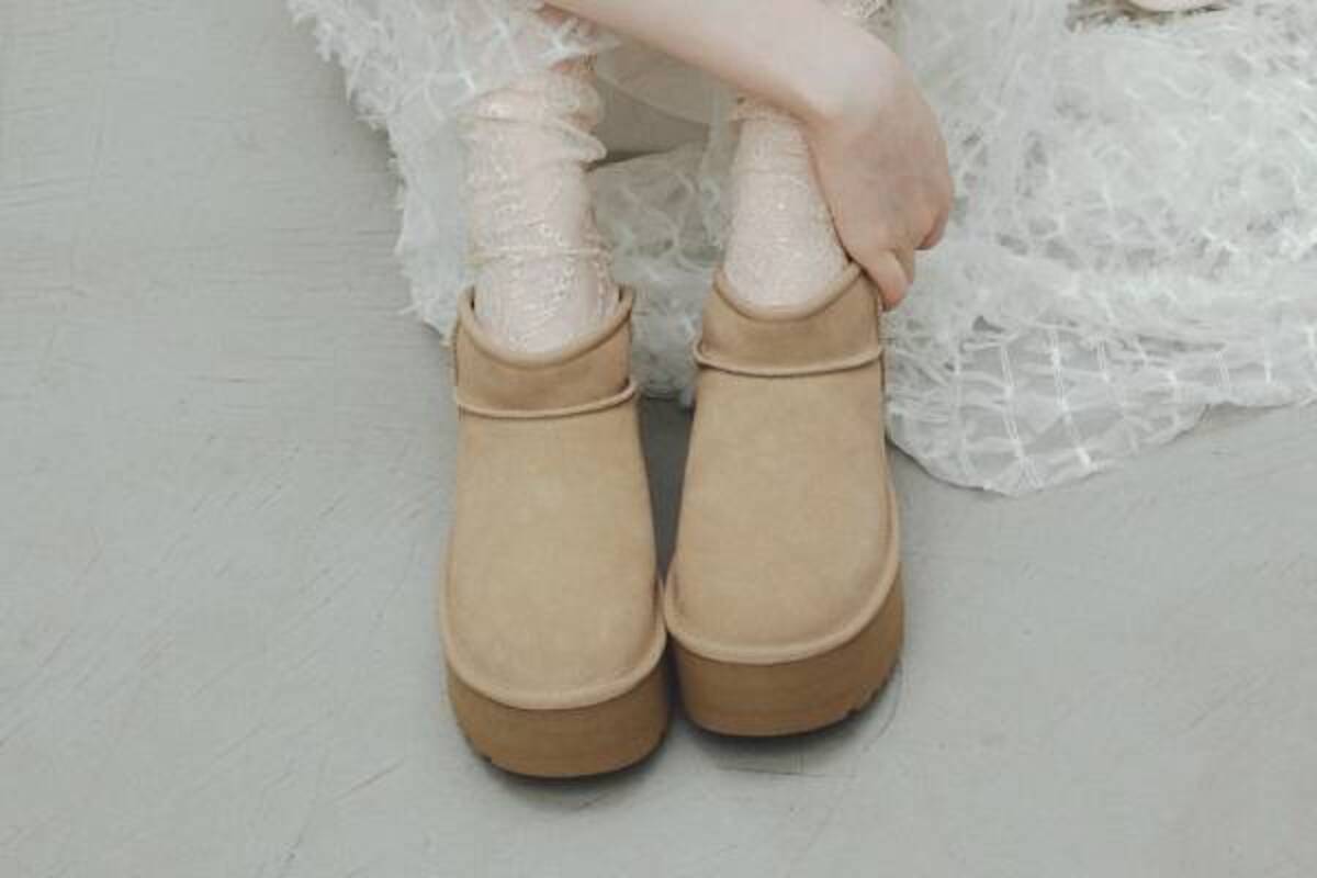 スナイデル / UGGの厚底ショートブーツ、柔らかなライトベージュの限定 