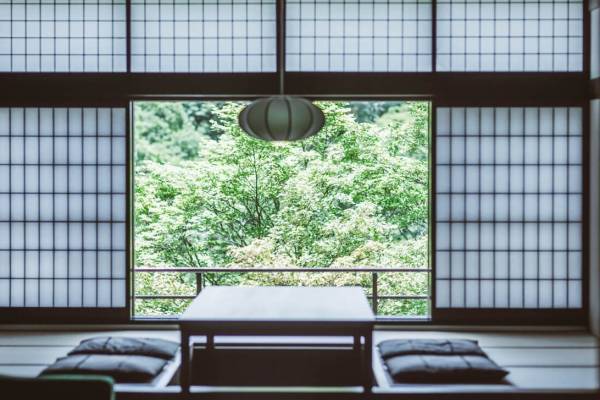 映画監督・小津安二郎が好んだ客室を再現、長野「蓼科 親湯温泉」で - 掘りごたつから眺める四季の風景