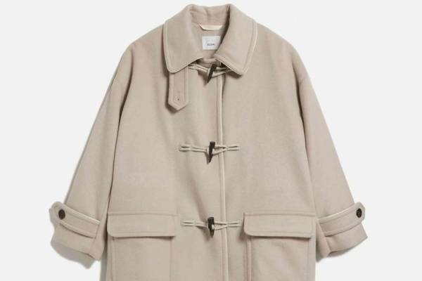 エズミ×和光の限定ダッフルコート、“フードなし”ステンカラー仕上げ×ゆったりAライン