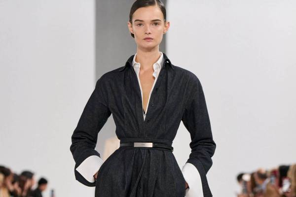 マックスマーラ 2025年春夏コレクション - 4世紀の数学者にインスパイア