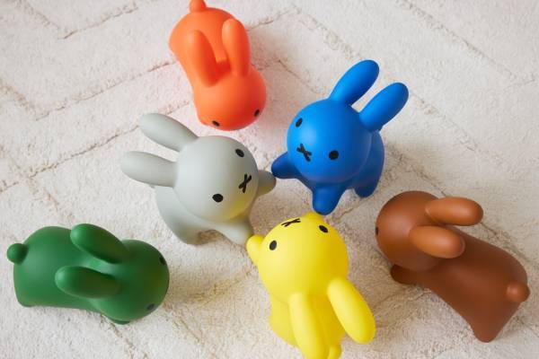 「ブルーナボンボン カラーズ」ころんとした“うさぎ型”バルーントイにカラフルな新作