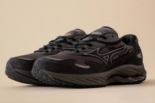 ミズノ“ゴアテックス仕様”の「ウエーブライダー ベータ」スニーカー、濃淡配色の異素材アッパーで