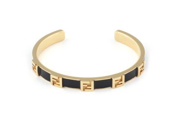 フェンディ「FF」ロゴを再解釈したジュエリー、ブラックエナメル×ゴールドのピアスやバングル