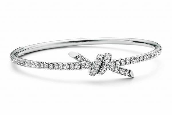 「ティファニー ノット」リボンの"結び目”バングルやピアス、パヴェ ダイヤモンド煌めくゴールドの新作