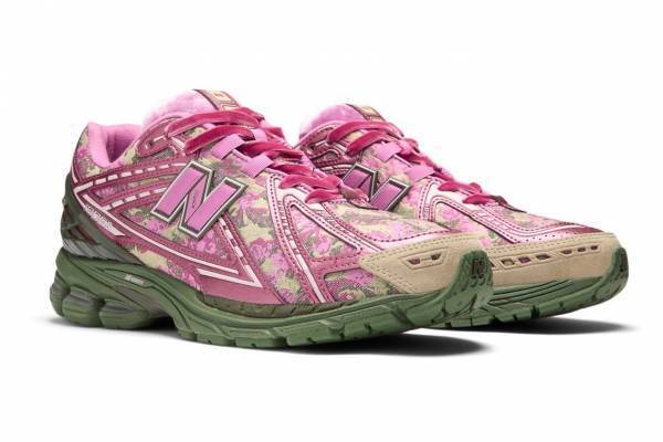 ニューバランス“バラの総柄”ピンクの「1906R」スニーカー、ジャック・ハーロウとコラボ