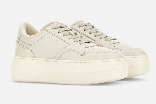 ホーガン"クリームカラー"の厚底スニーカーやチャンキーソールの軽量ローファー、伊勢丹新宿店で