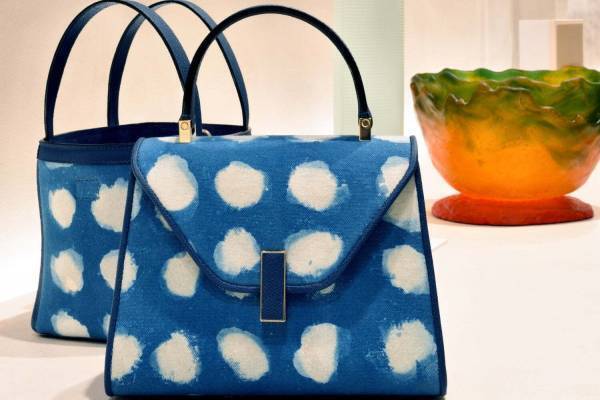 ヴァレクストラの京藍染バッグ、空に浮かぶ雲のような水玉柄「ミニ イジィデ」など祇園限定で