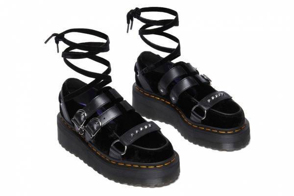 ドクターマーチン×Netflixドラマ「ウェンズデー」“蜘蛛の巣”柄の厚底ブーツ＆ローファー