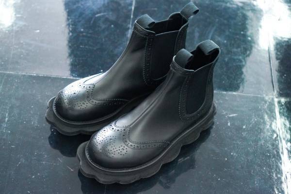 タオ“花びら厚底ソール”の25年春夏シューズ、トラッドなレースアップ＆サイドゴアブーツの2型