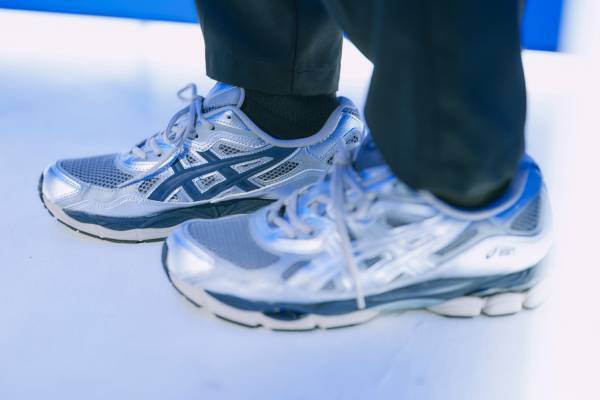 アシックスのビリーズ限定スニーカー「ゲルNYC」リフレクター配した光沢シルバー×ネイビーの差し色