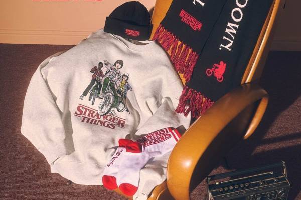 GU「ストレンジャー・シングス 未知の世界」真っ赤なロゴ入りスウェット＆高校着想マフラーなど