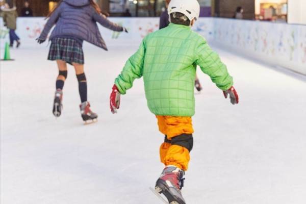 二子玉川ライズの屋外スケートリンク、"まるで花畑”イルミネーション輝く幻想的なリンク
