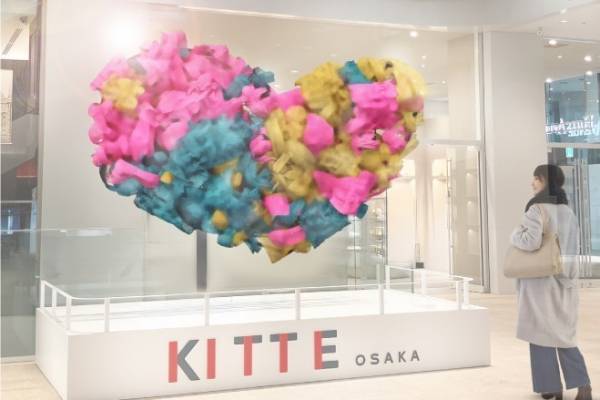 KITTE大阪の2024年クリスマス、"幾重ものドレープを描く"インスタレーション