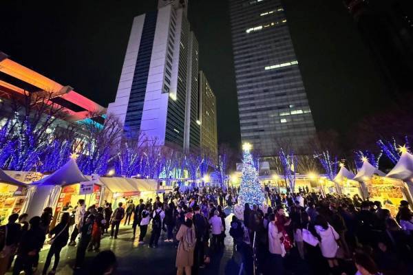 さいたま新都心けやきひろばでクリスマスマーケット2024、“赤く熱い”約100種以上のグルメ＆雑貨