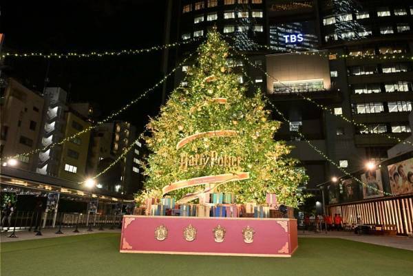 赤坂サカス広場に「ハリー・ポッターツリー」劇場にもクリスマスツリー＆イルミネーション点灯