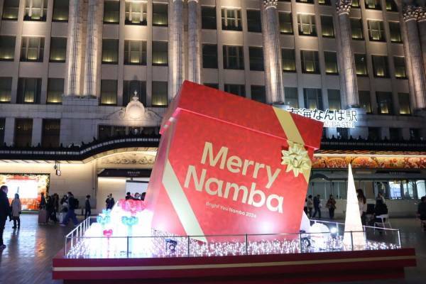 大阪・なんば広場のクリスマスイルミネーション、巨大プレゼントボックスやツリーの装飾