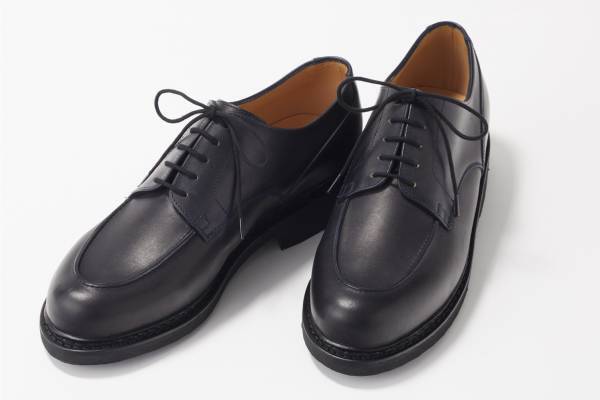 ブルックス ブラザーズ×パラブーツのレザーシューズ「シャンボード」ピスネームを排したネイビーカラーで