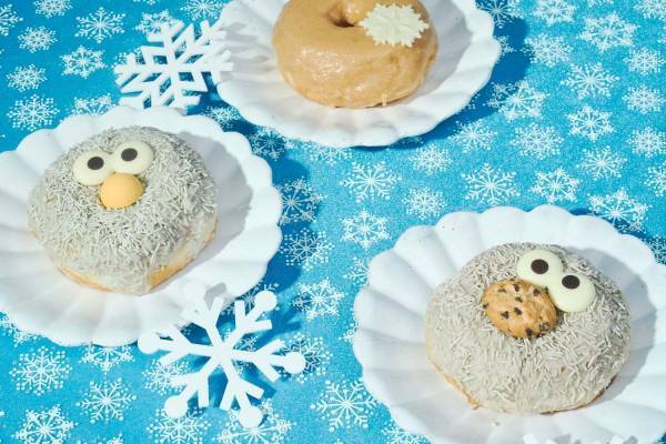 セサミストリートマーケットのクリスマス、真っ白エルモのドーナツ＆“ふわふわ”ぬいぐるみ