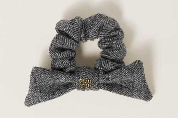 ミュウミュウ24年冬ヘアアクセサリー、"リボン付き”ウール素材のシュシュ＆ふわふわヘアクリップ