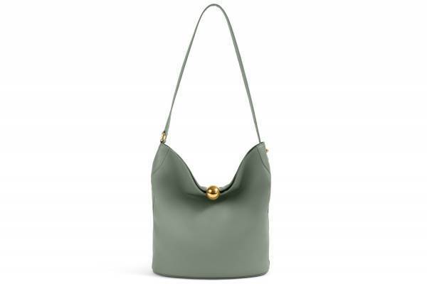 フルラ25年春夏、キャンバス×レザーのバケットバッグやメタル輝くゆったりショルダーバッグ