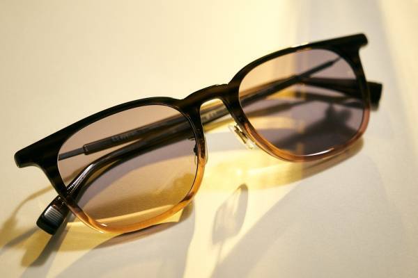 イーファイブ アイヴァンのサングラス、"地平線の光を表現"グレー×ピンクのグラデーションカラー